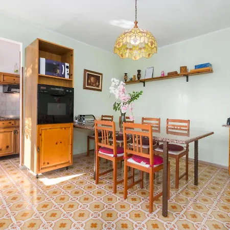 Linda - Uma210 By Interhome