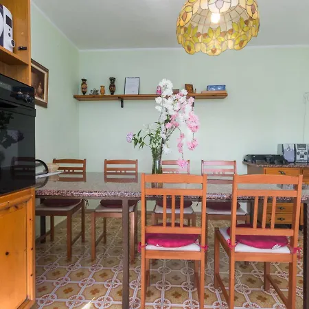 Linda - Uma210 By Interhome
